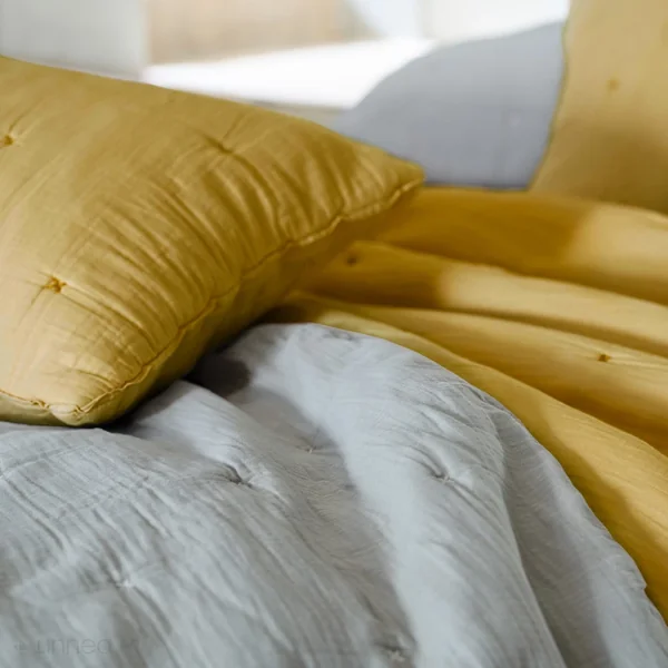 Chemin de lit capitonné en mousseline de coton 80x200 cm ANDROS jaune jasmin