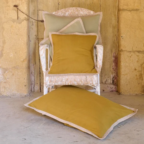 Housse de coussin coton et lin 55X80 cm LUZIA finition volant en jute jaune houblon