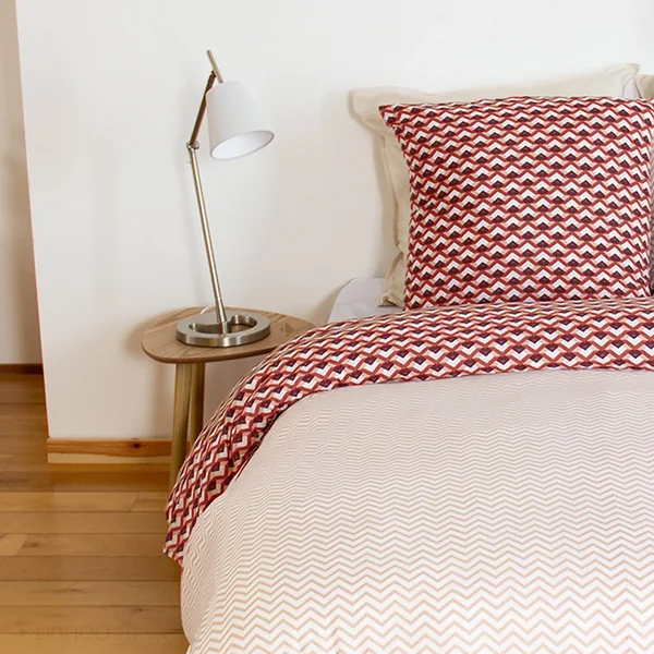 Parure de lit 140x200 cm en microfibre TIAGOH rouge motif géométrique 2 pièces