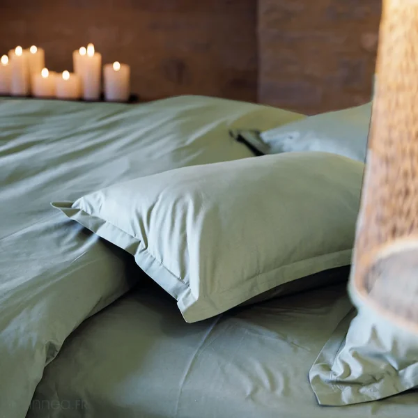 Parure de lit 280x240 cm et taie 50x70 cm percale MANOIR vert Lichen