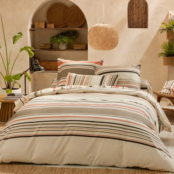 Parure de lit 2 pièces : housse 140x200 cm et taie 65x65 cm 100% coton HUGO beige/corail