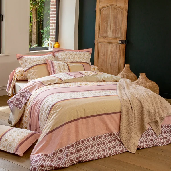 Parure de lit 3 pièces : housse 200x200 cm et taies 50x70 cm 100% coton INOUK rose/beige