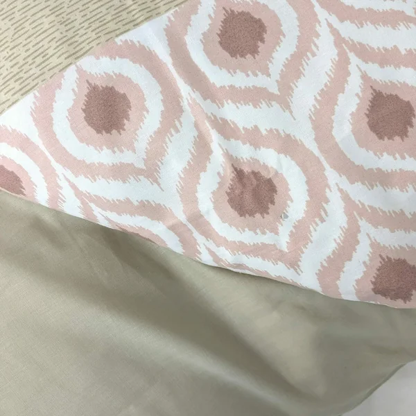 Parure de lit 3 pièces : housse 200x200 cm et taies 50x70 cm 100% coton INOUK rose/beige