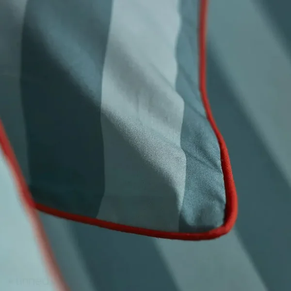 Parure de lit brodée 3 pièces : housse 200x200 cm et taies 50x80 cm en percale de coton PASSE MONTAGNE bleu givré