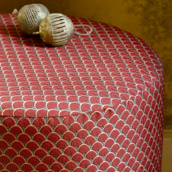 Tissu jacquard tissé teint polyester 186 g/m² motif écaille collection DRAGON rouge